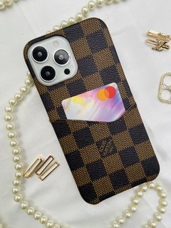 Case LV Quadriculado Com Porta Cartão - iPhone 13 Pro - Marrom - comprar online
