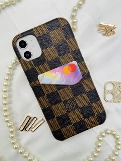 Case LV Quadriculado Com Porta Cartão - iPhone 12 / 12 Pro - Marrom - comprar online