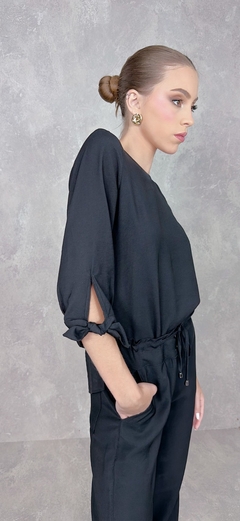 Blusa preta mangas ¾ com detalhe de amarração na internet