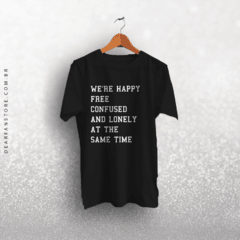 CAMISETA WE'RE HAPPY, FREE, CONFUSED AND LONELY na internet