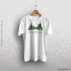 CAMISETA OUT OF THE WOODS na internet
