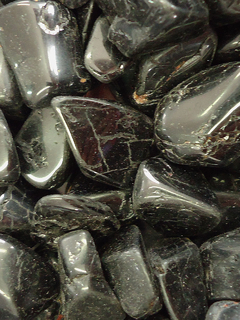 Pedra Turmalina Negra rolada, medindo de 2,0 à 3,0cm e pesando entre 10e 15g.
