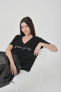 Remera Cuello V Cest La Vie / Mondieu - comprar online