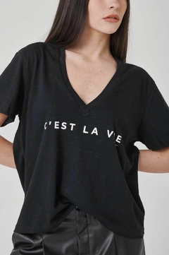 Remera Cuello V Cest La Vie / Mondieu en internet