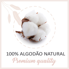 Bolinho de algodão 100% natural, destacando a qualidade premium do material.