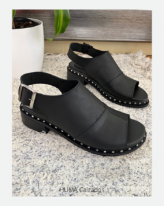 Huma10 Sandalia ZAIRA Talle Grande Negro con tachas - comprar online