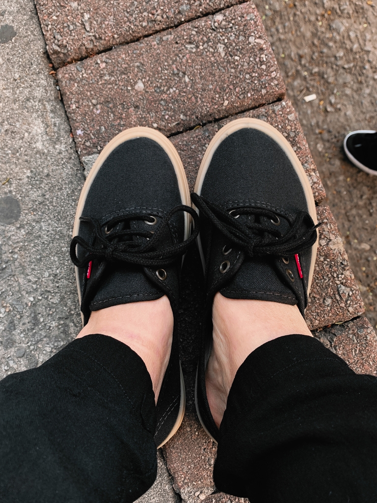 Tenis preto sola bege discount