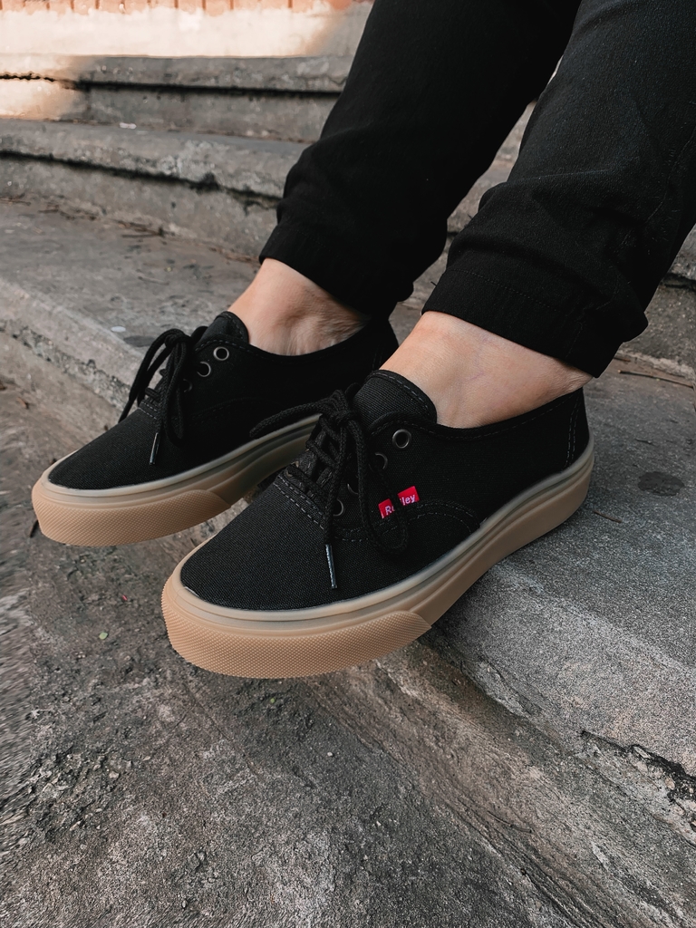 Tenis preto com best sale sola bege feminino