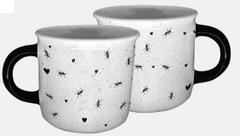 CANECA DECOR RETRO 340ML (11,8 x 9,2 x 8,5 CM) BRANCO / PRETO - BUGS ANTS IN LOVE FORMIGAS na internet