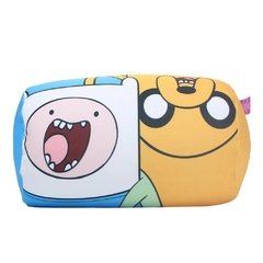 ALMOFADA ROLINHO FINN E JAKE