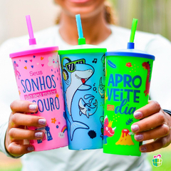 COPO PLASTICO COM CANUDO 500ML TEMAS MENINO - TUBARAO - comprar online