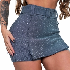 Shorts saia com cinto detalhes pedraria brilho e fenda - comprar online