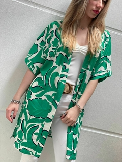 Kimono de fibrana estampado con tajo al costado