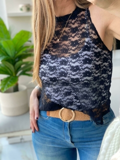 Imagen de Musculosa cuello alto de encaje