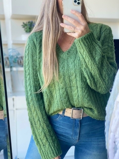 Imagen de sweater de lana con trenzado escote en v