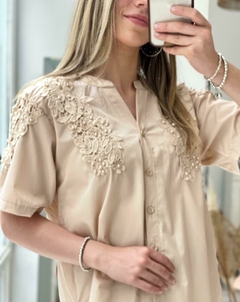 camisa con perlas y guipure