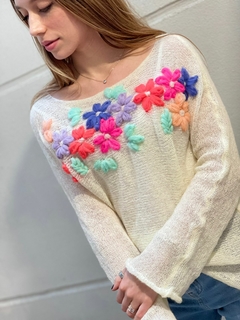 Sweater de mohair con flores de colores bordadas en pecho