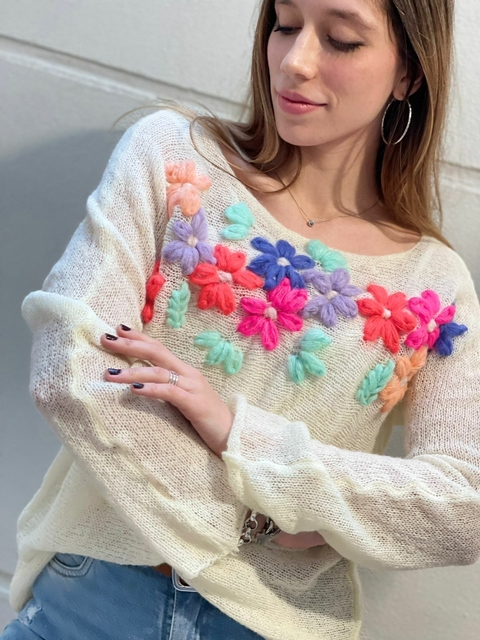 Sweater de mohair con flores de colores bordadas en pecho