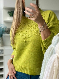 sweater de lana doble hilado importado con flores bordadas - Maria Cruz