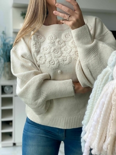 Imagen de sweater de lana doble hilado importado con flores bordadas
