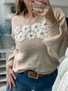 Sweater de lana con flores crochet bordadas