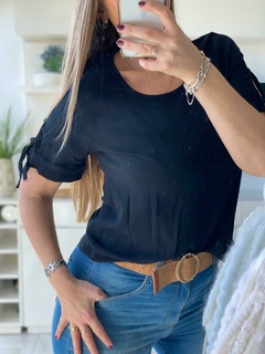 Blusa de lino con lazo en hombro en internet