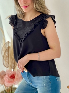 Blusa con broderie y voladito - tienda online