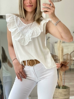 blusa de lino con broderie y volado - comprar online