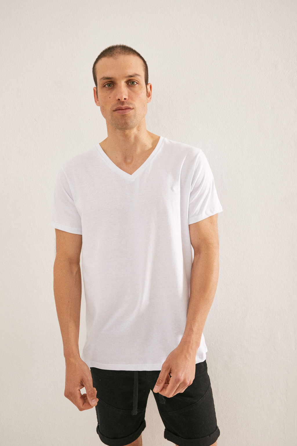 REMERA BASICA ESCOTE V BLANCO Red Cross Jeans