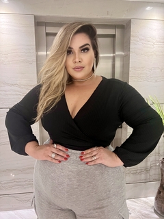 CROPPED CANELADO PLUS SIZE LETÍCIA PRETO na internet