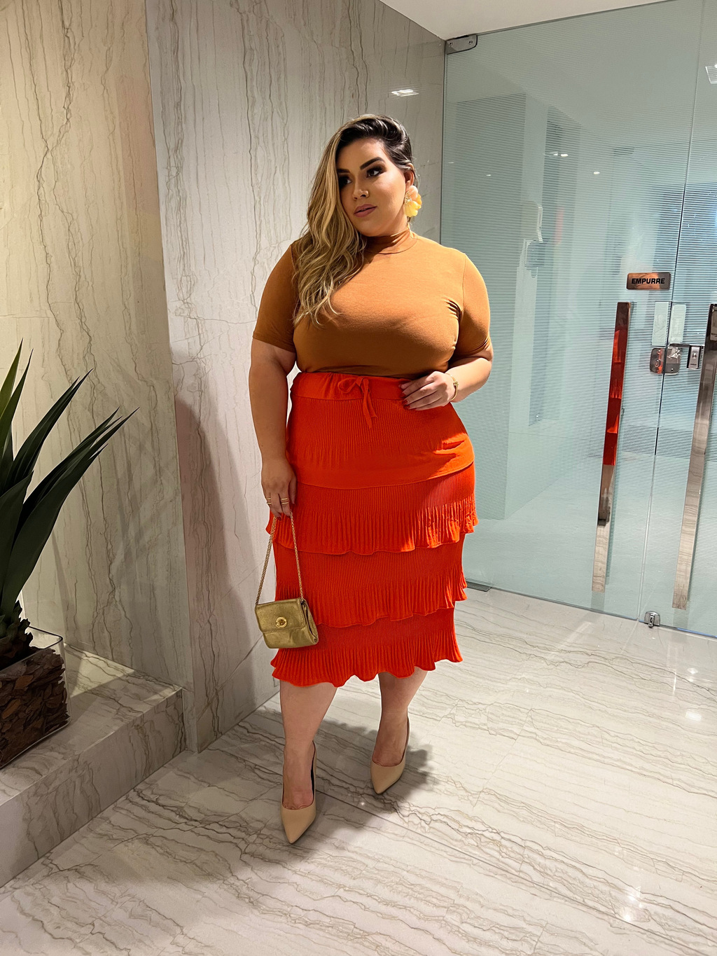SAIA PLUS SIZE MIDI PLISSADA 4 BABADOS LARANJA ELIS