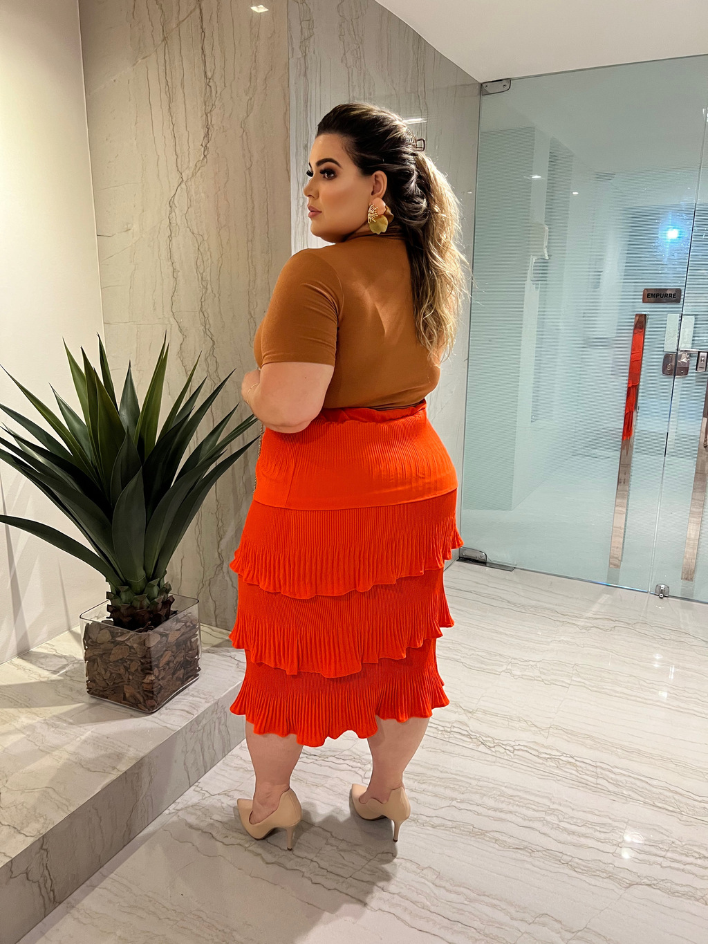 SAIA PLUS SIZE MIDI PLISSADA 4 BABADOS LARANJA ELIS