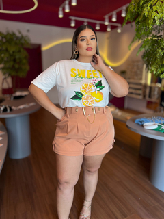 SHORT PLUS SIZE ALFAIATARIA COM CINTO CINTIA CARAMELO