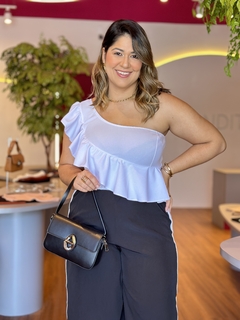 CROPPED PLUS SIZE UM OMBRO SÓ BABADO LAURA BRANCO - loja online