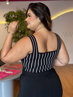 CROPPED PLUS SIZE ALÇA LISTRA GISELE PRETO na internet