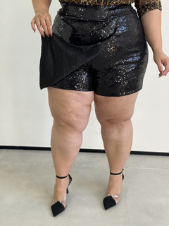 SHORT SAIA PLUS SIZE PAETÊ ASSIMÉTRICO MARI PRETO