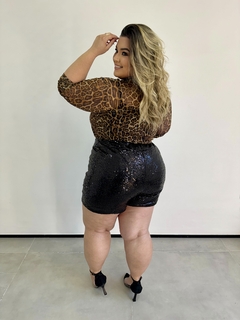 SHORT SAIA PLUS SIZE PAETÊ ASSIMÉTRICO MARI PRETO - Amanditta Plus Size - Moda feminina plus size