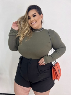 BLUSA CACHARREL PLUS SIZE GOLA ALTA LAIS VERDE MILITAR - comprar online