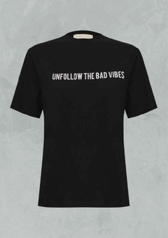 T-SHIRT UNFOLLOW THE BAD VIBES - comprar online