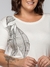 Camiseta feminina estampada com detalhes em strass