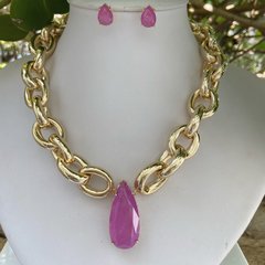 CONJUNTO BRINCO E COLAR CORRENTE ELOS GRANDES E GOTA FUSION FUCSIA BANHADO OURO