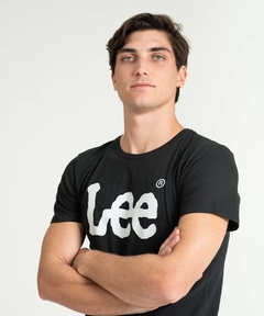 REMERA LEE LOGO - Síntesis 