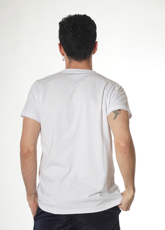 Remera blanca con bolsillo combinado - comprar online