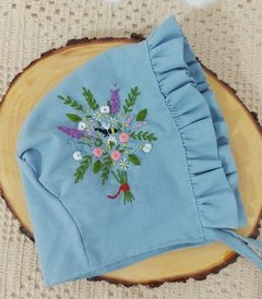 Touca em linho estilo camponesa, azul bebê com babado, bordada à mão