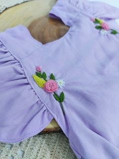 Romper em linho de algodão modelo Ana bordado à mão, na cor lavanda - comprar online