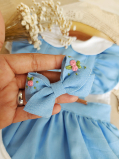 Laço bordado à mão modelo Colegial Azul bebê