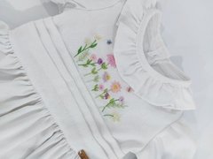 Vestido em linho de algodão Maria, todo bordado à mão - Meninas Marias