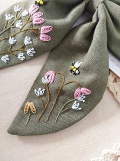 Laço Doroty Verde militar com bordado à mão minimalista - comprar online
