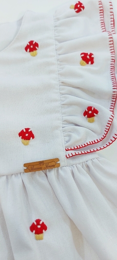 Vestido branco em linho, com mini cogumelos bordados na internet