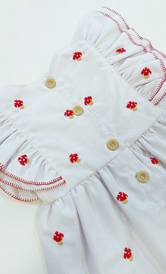 Vestido branco em linho, com mini cogumelos bordados - comprar online